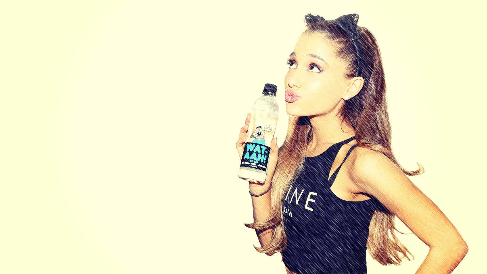亞莉安娜·格蘭德 桌布 壁紙 — Ariana Grande 俏皮地嘟起嘴唇，手持 Wat-Aah! 水瓶，背景是柔和的黃色。