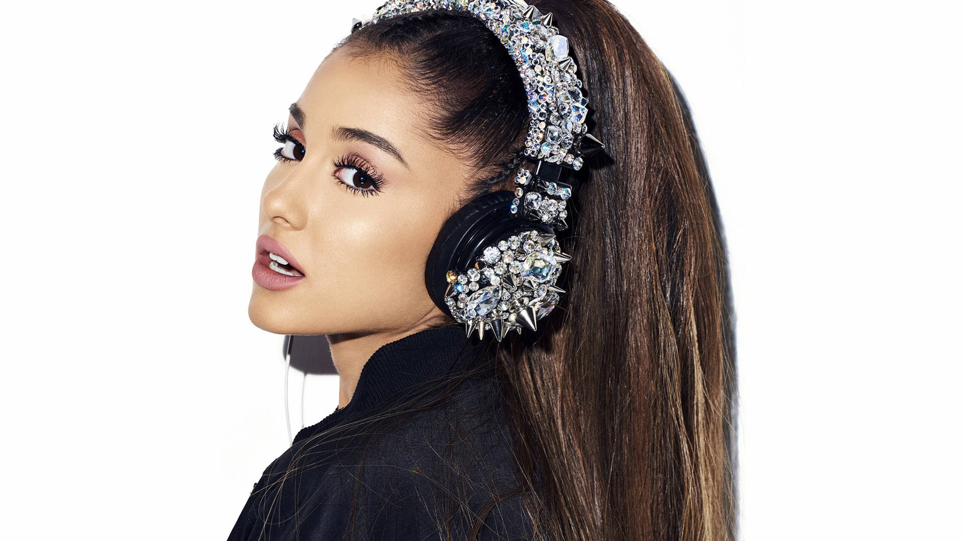 Grande 桌布 壁紙 — Ariana Grande 側面照，戴著閃亮鉚釘耳機，背景為純白色。