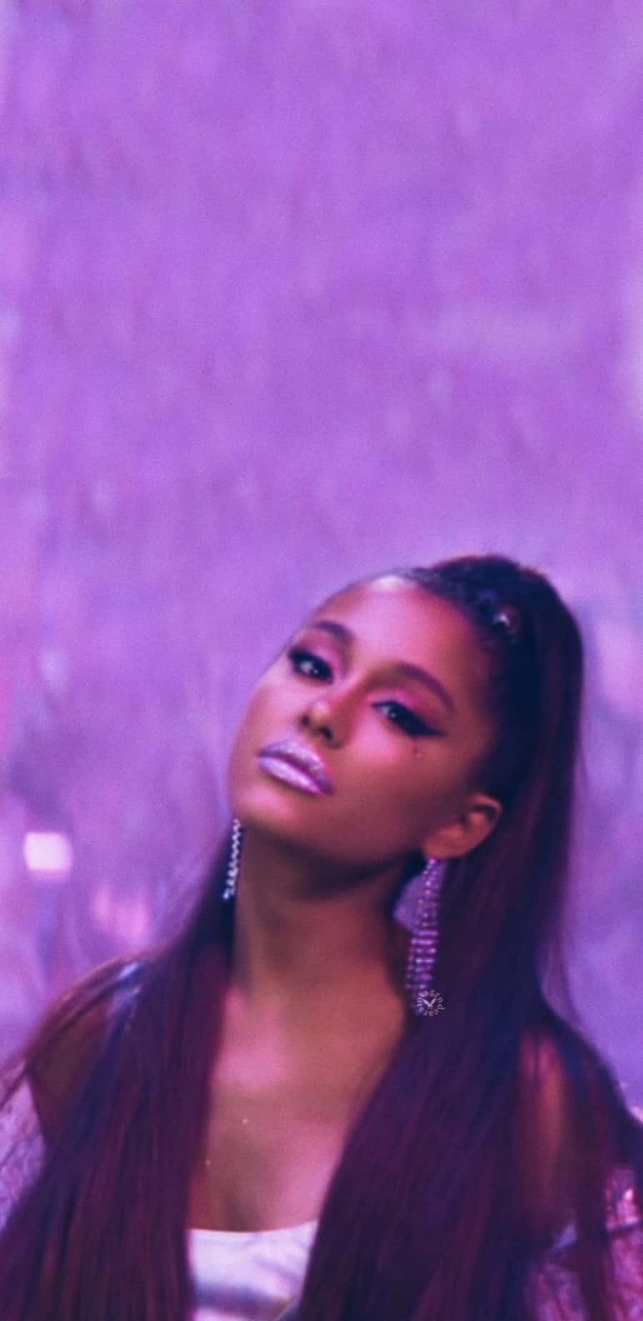 Ariana Grande 7 Rings 桌布 壁紙 — Ariana Grande 向上凝視，化著閃亮妝容，戴著垂墜耳環，背景是朦朧的紫色。