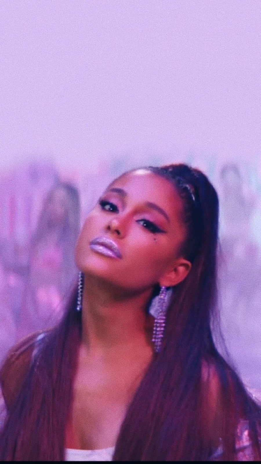 Ariana Grande 7 Rings 桌布 壁紙 — Ariana Grande 向上凝視，閃亮嘴唇和鑽石耳環，背景是朦朧的紫色。