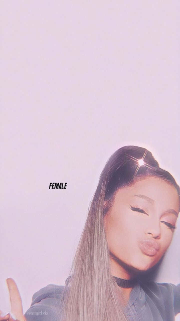 Ariana Grande Aesthetic 桌布 壁紙 — Ariana Grande 嘟嘴眨眼，帶有星爆效果，在柔和紫色燈光的自拍中。