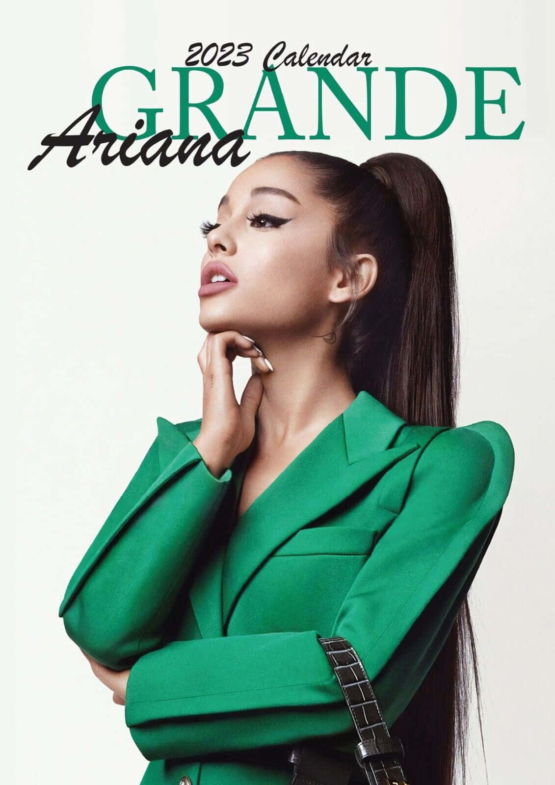亞莉安娜·格蘭德 桌布 壁紙 — Ariana Grande 在2023年月曆封面上，以乾淨的白色背景襯托，穿著大膽的綠色西裝外套優雅地擺姿勢。