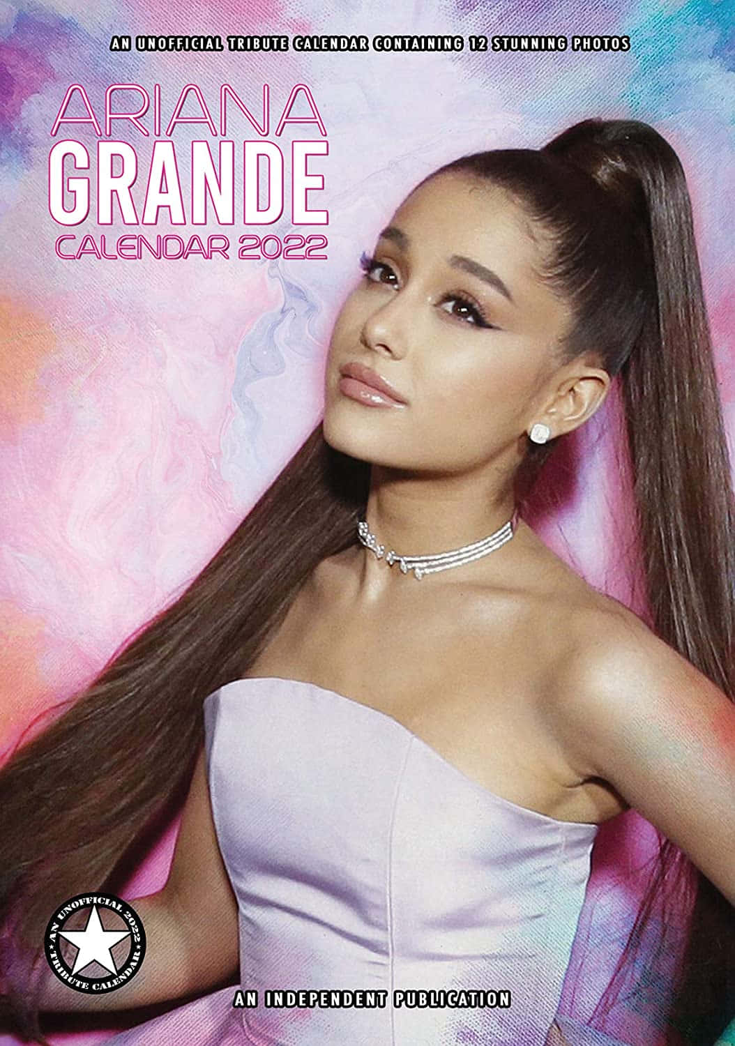 亞莉安娜·格蘭德 桌布 壁紙 — Ariana Grande 在夢幻的粉紅色和紫色煙霧背景前，優雅地穿著無肩帶薰衣草色長袍。