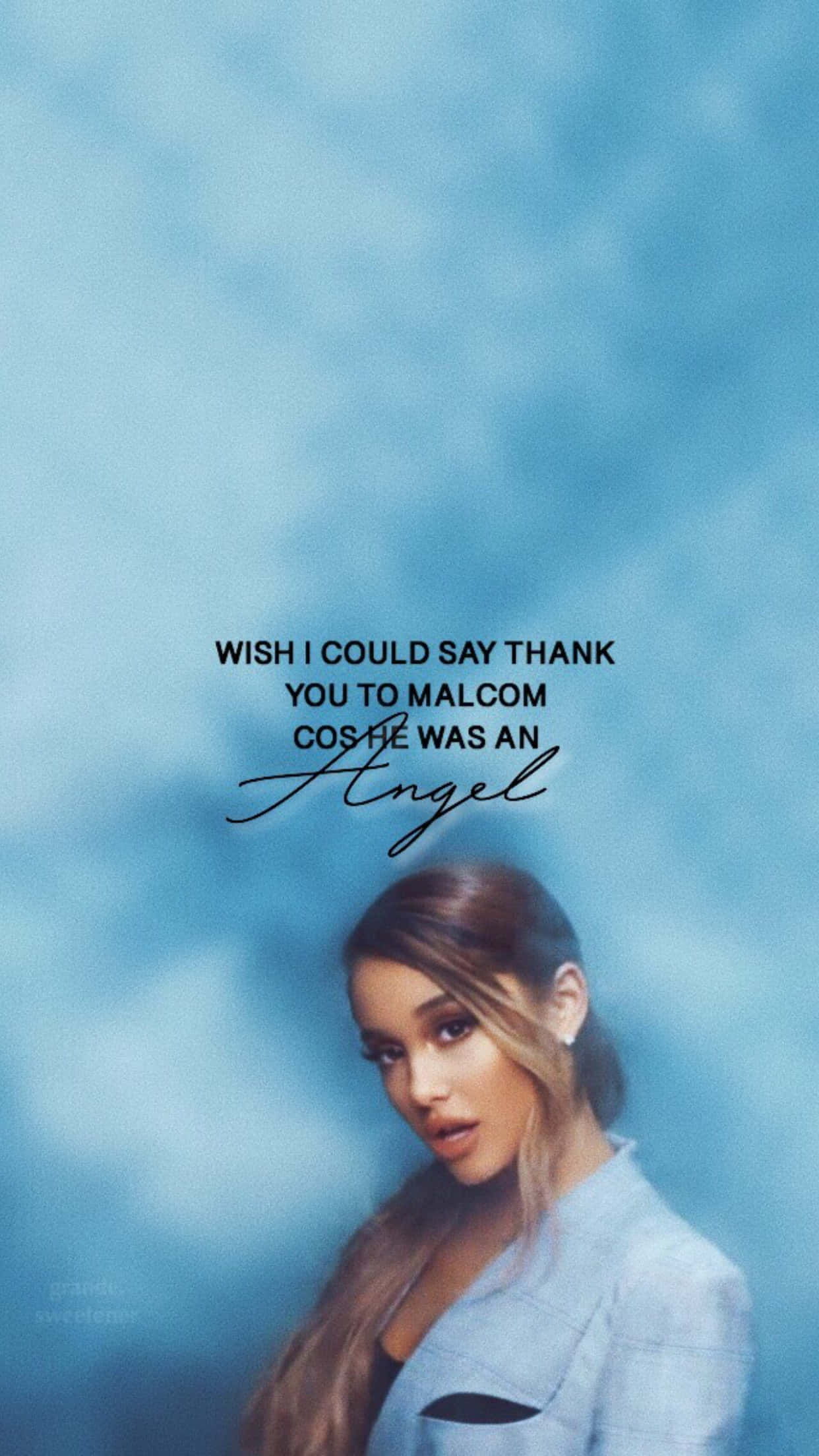Ariana Grande Aesthetic 桌布 壁紙 — Ariana Grande 在夢幻般的藍天背景下溫柔凝視，並帶有真摯的致敬文字疊加。