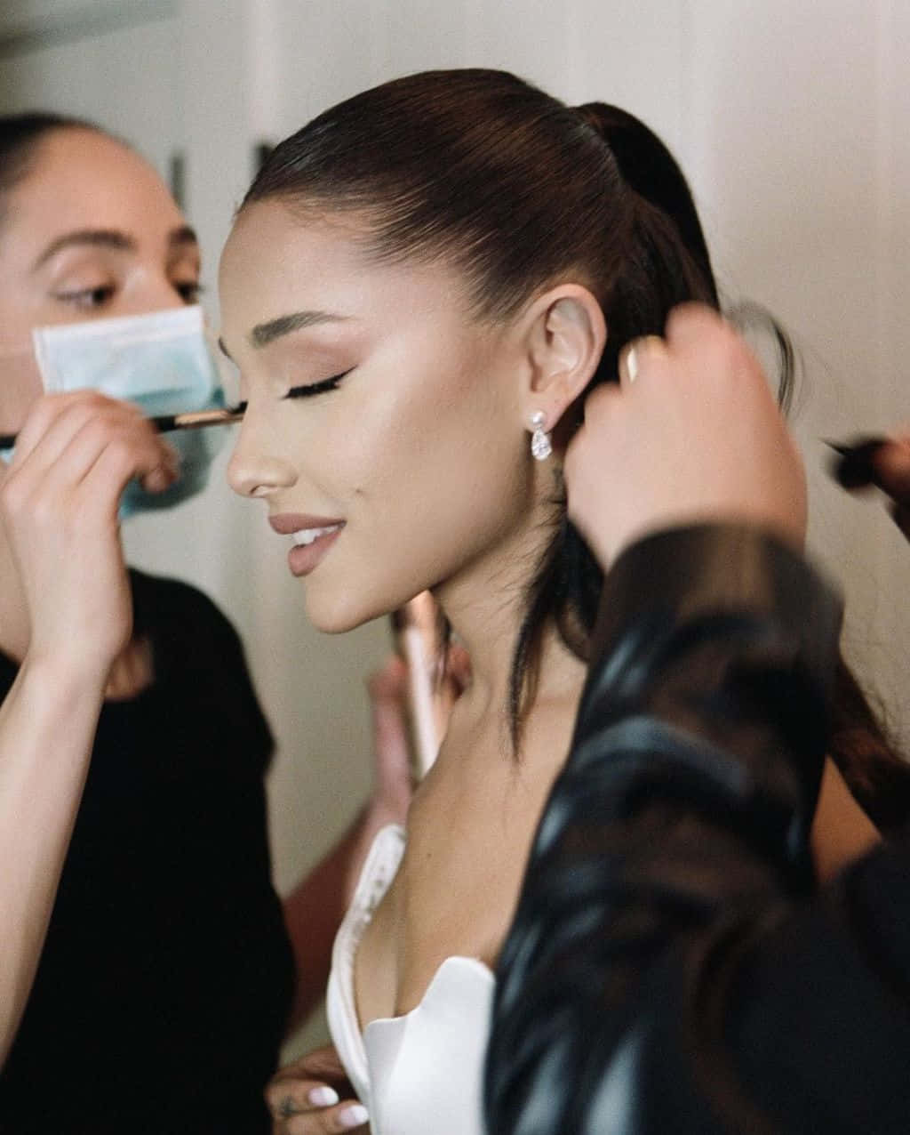 Ariana Grande 在後台化妝和做頭髮，面帶微笑。 — 亞莉安娜·格蘭德 GIF 壁紙