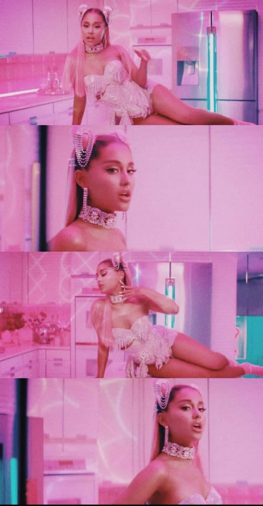 Ariana Grande 7 Rings 桌布 壁紙 — Ariana Grande 在未來風格的粉紅色廚房裡擺姿勢，身穿閃亮白色服裝和珠寶配飾。