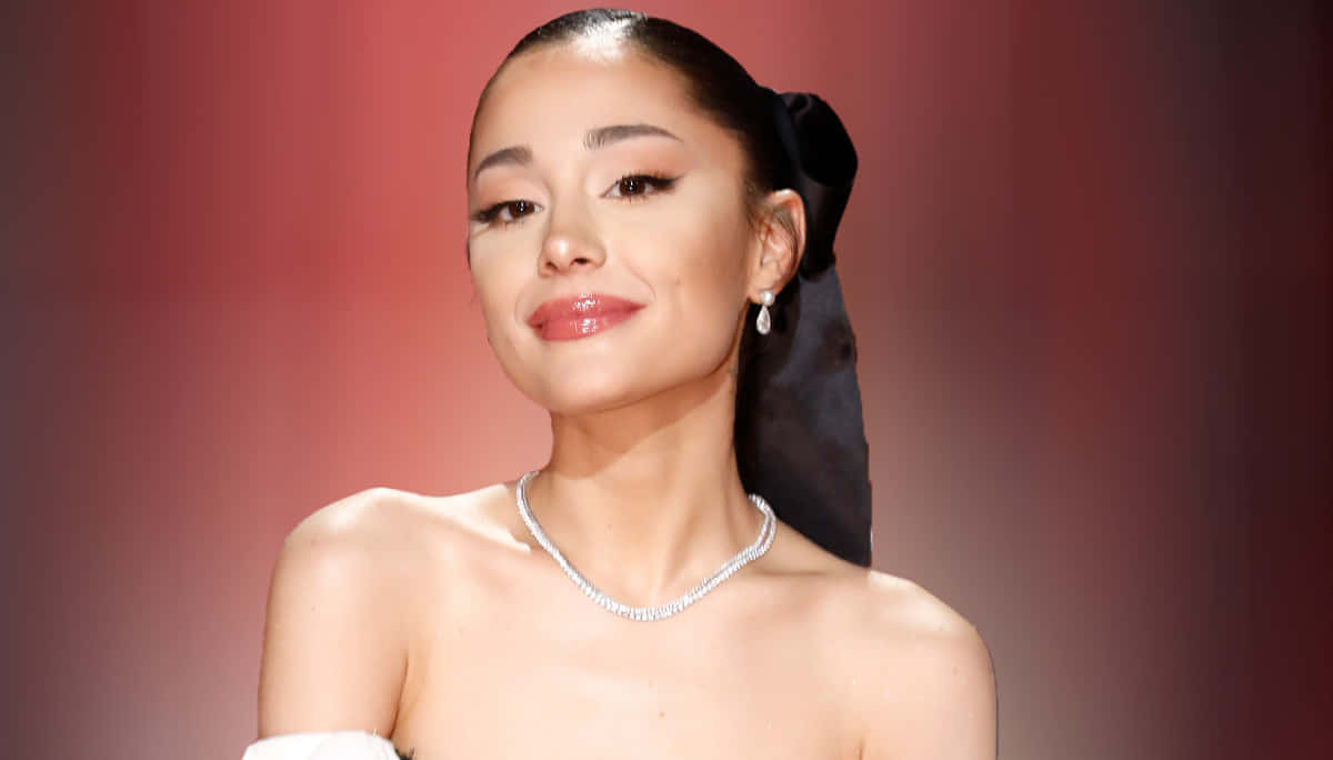 亞莉安娜·格蘭德 桌布 壁紙 — Ariana Grande 在深紅色漸變背景和閃爍鑽石珠寶的襯托下，溫柔微笑，展現迷人肖像。