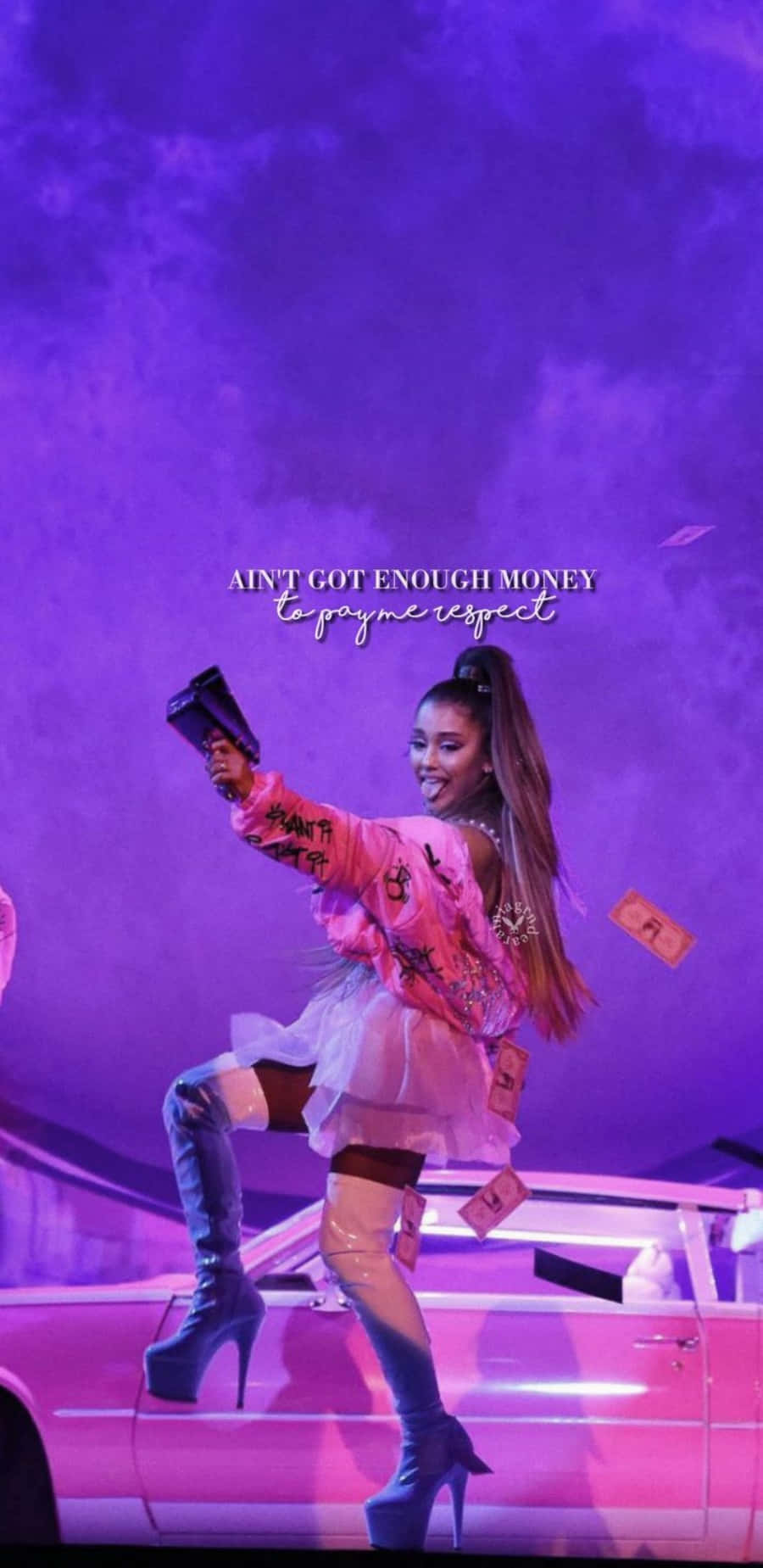 Ariana Grande 7 Rings 桌布 壁紙 — Ariana Grande 在紫色舞台燈光下於粉紅色車頂跳舞，空中漂浮著金錢和歌詞。