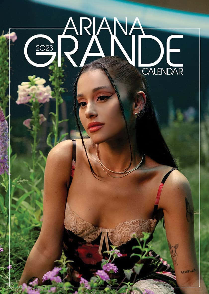 亞莉安娜·格蘭德 桌布 壁紙 — Ariana Grande 在花園中擺姿勢，穿著蕾絲上衣，手臂上的刺青清晰可見。