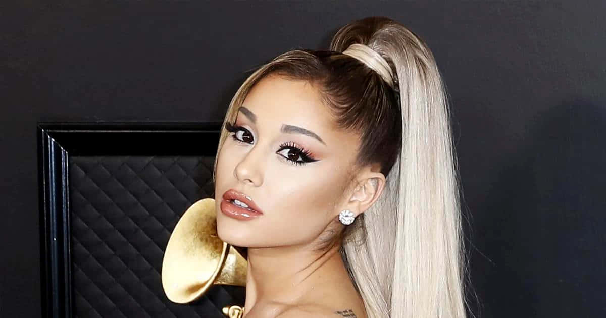 亞莉安娜·格蘭德 桌布 壁紙 — Ariana Grande 在黑色絎縫背景前，以高馬尾辮和金色圓環耳環擺姿勢。