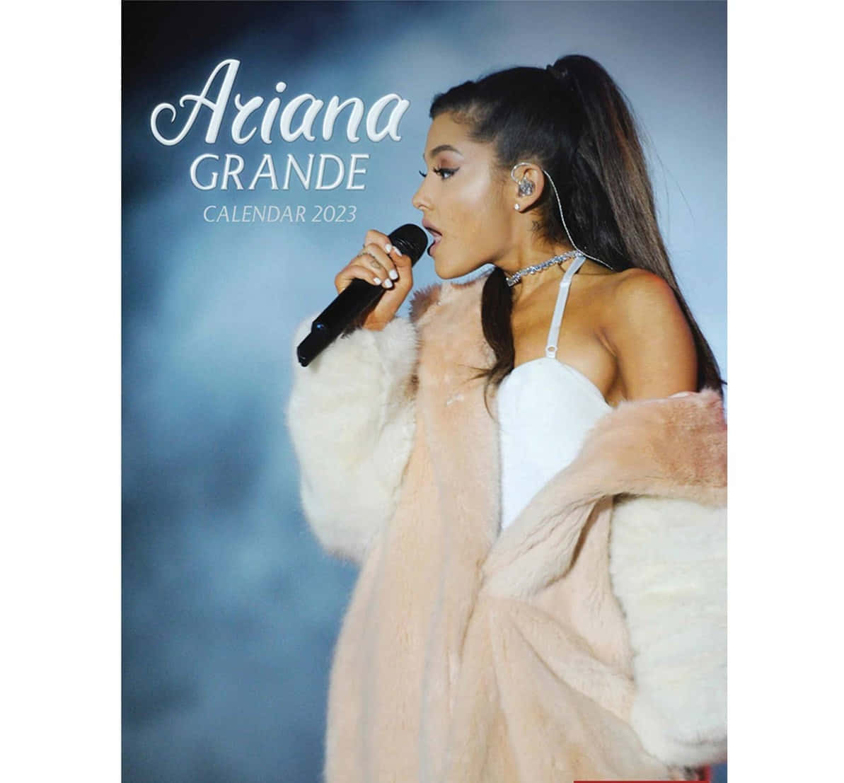 Ariana Grande 在舞台上穿著粉紅色皮草外套，手持麥克風表演。 — 亞莉安娜·格蘭德 GIF 壁紙