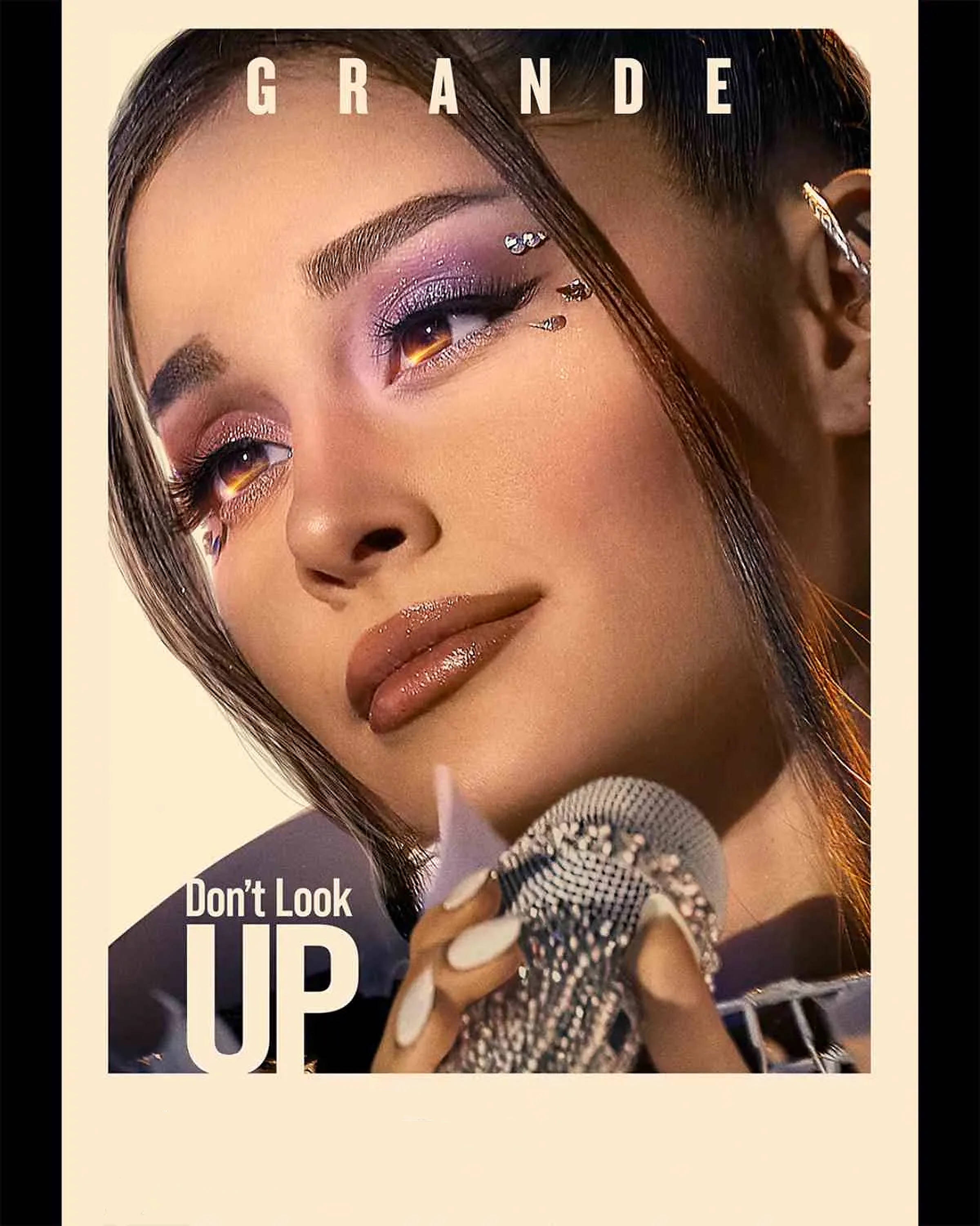 Look 桌布 壁紙 — Ariana Grande 帶有閃亮紫色眼妝和麥克風的風格化宣傳肖像。
