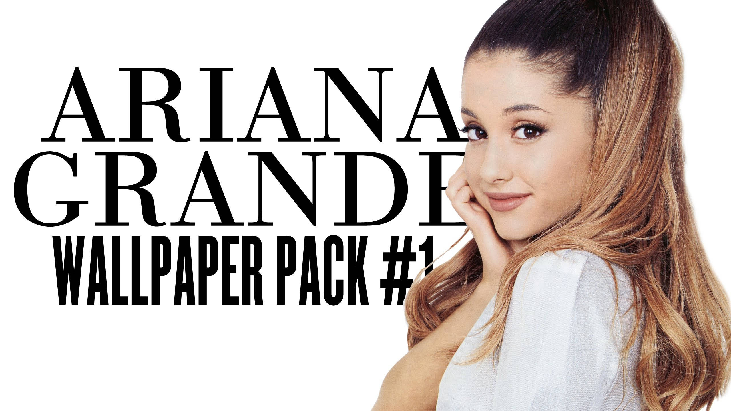 Grande 桌布 壁紙 — Ariana Grande 微笑，手靠近臉，背景為白色上的粗體黑色文字。