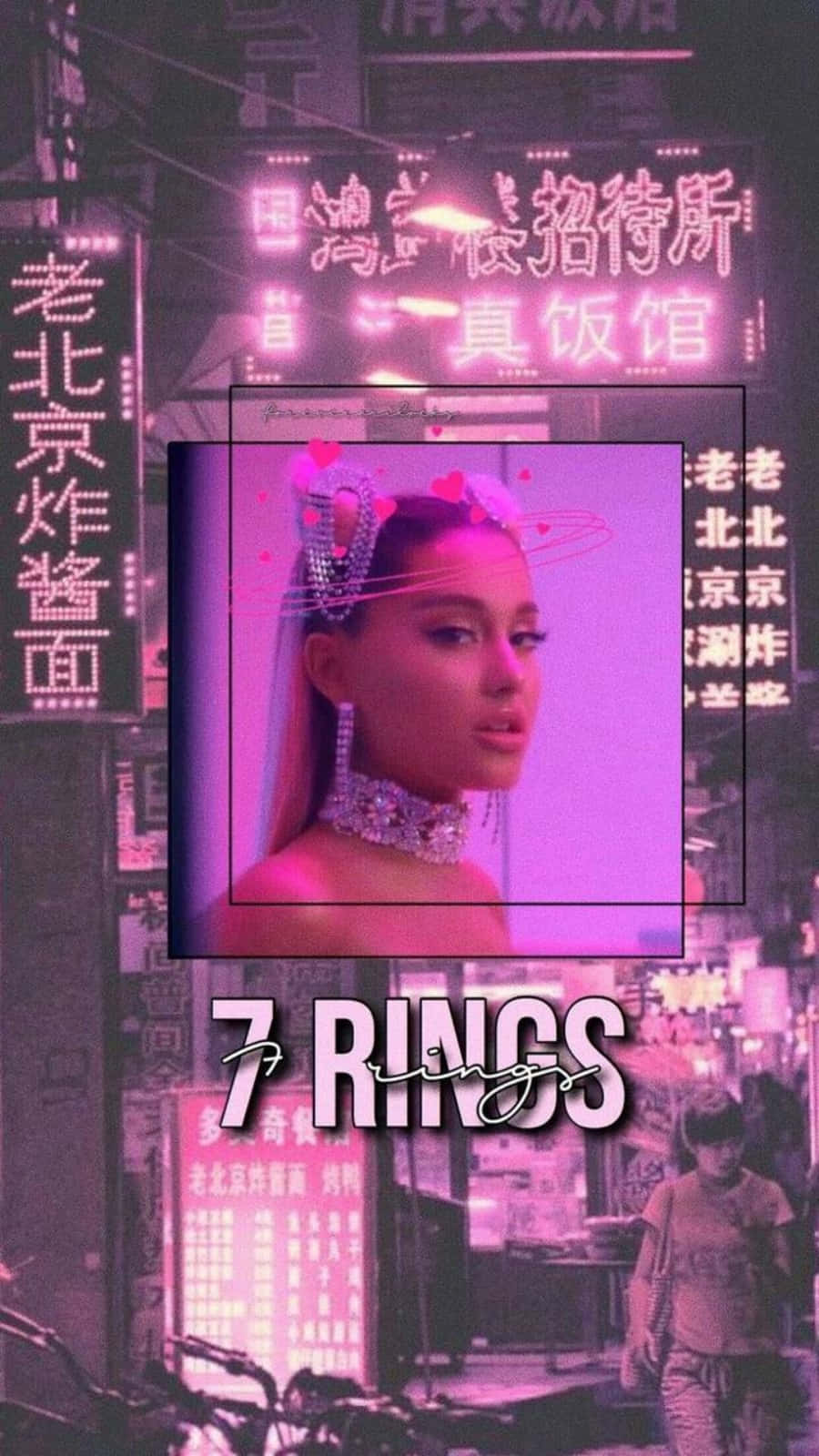 Ariana Grande 7 Rings 桌布 壁紙 — Ariana Grande 戴著閃閃發光的頸鏈和皇冠，漂浮在紫色調的霓虹城市景觀中，帶有中文標誌和「7 RINGS」文字。