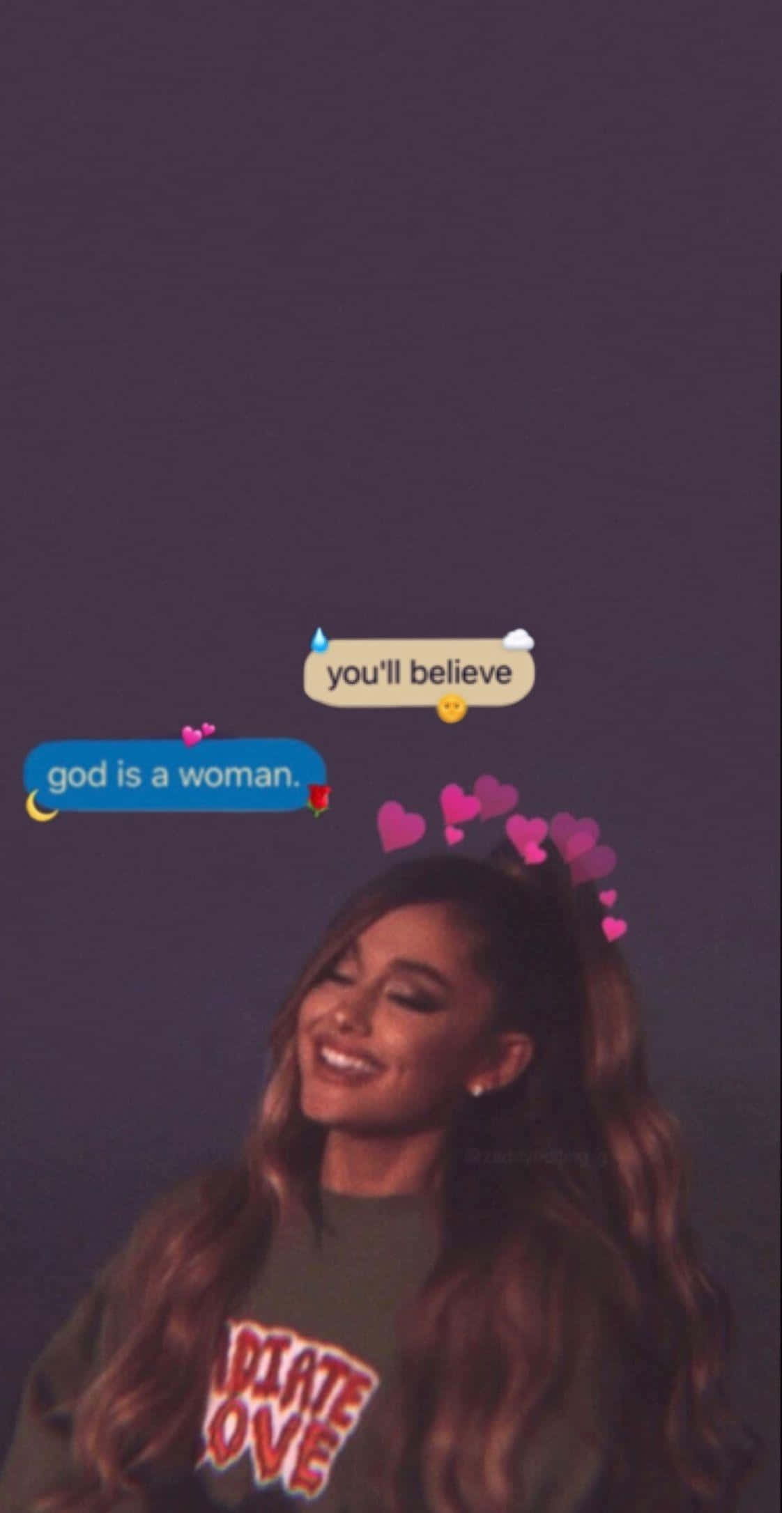 Aesthetic Ariana Grande 桌布 壁紙 — Ariana Grande 溫暖微笑，粉紅色心形在她頭頂飄浮，背景為深紫色，並覆蓋著文字氣泡。