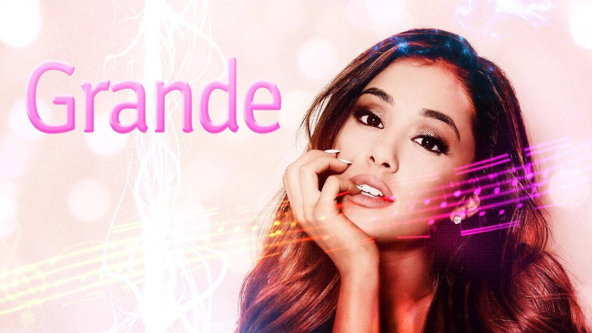 Grande 桌布 壁紙 — Ariana Grande 溫柔地凝視，手靠近嘴唇，背景是發光的粉紅色，帶有音符和散景燈光。