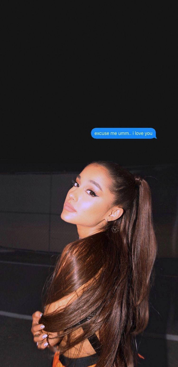 Ariana Grande 有個對話框寫著 excuse me umm i love you。