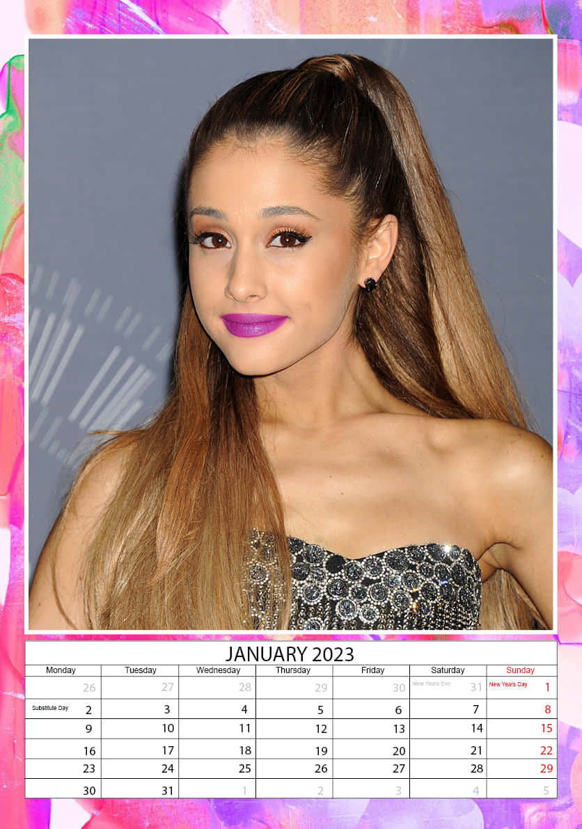 亞莉安娜·格蘭德 桌布 壁紙 — Ariana Grande 穿著閃亮無肩帶連衣裙，搭配大膽紫色唇膏，在灰色背景前擺姿勢，背景由充滿活力的粉紅色花卉壁紙框住。
