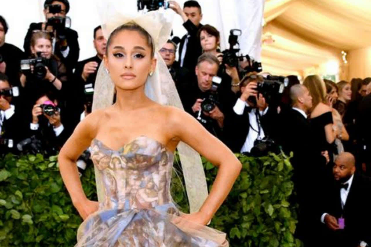 亞莉安娜·格蘭德 桌布 壁紙 — Ariana Grande 自信地穿著無肩帶禮服，戴著大頭紗，在晚會上被攝影師包圍。