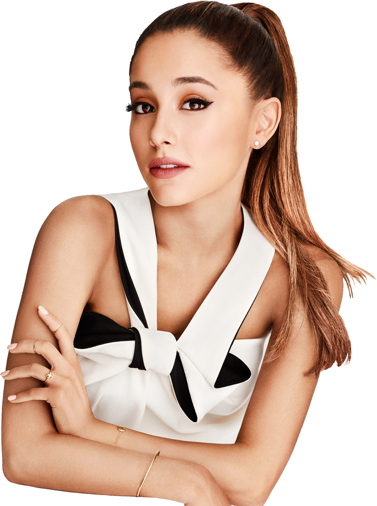Ariana Grande Cute 桌布 壁紙 — Ariana Grande 自信地擺姿勢，身穿黑白蝴蝶結上衣，背景為純黑色。