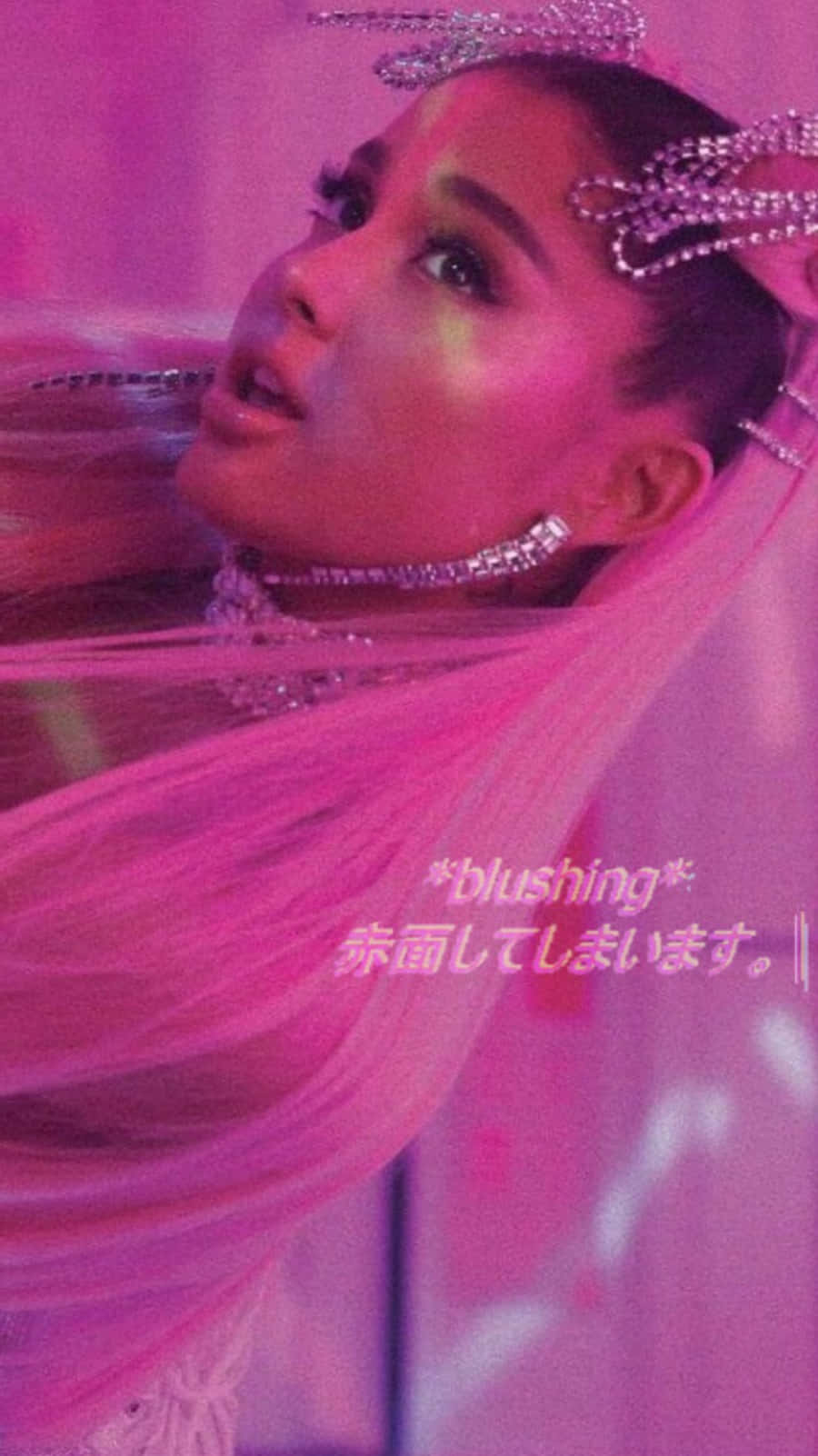 Ariana Grande 7 Rings 桌布 壁紙 — Ariana Grande 身穿閃亮粉紅色服裝，搭配水鑽頭飾和頭紗，在充滿活力的粉紅色燈光下臉紅。