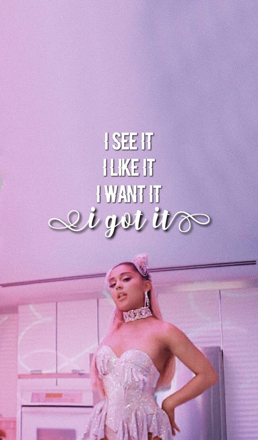 Ariana Grande 7 Rings 桌布 壁紙 — Ariana Grande 身穿閃亮粉紅色服裝，在柔和色調的廚房裡自信地擺姿勢，並疊加了勵志文字。
