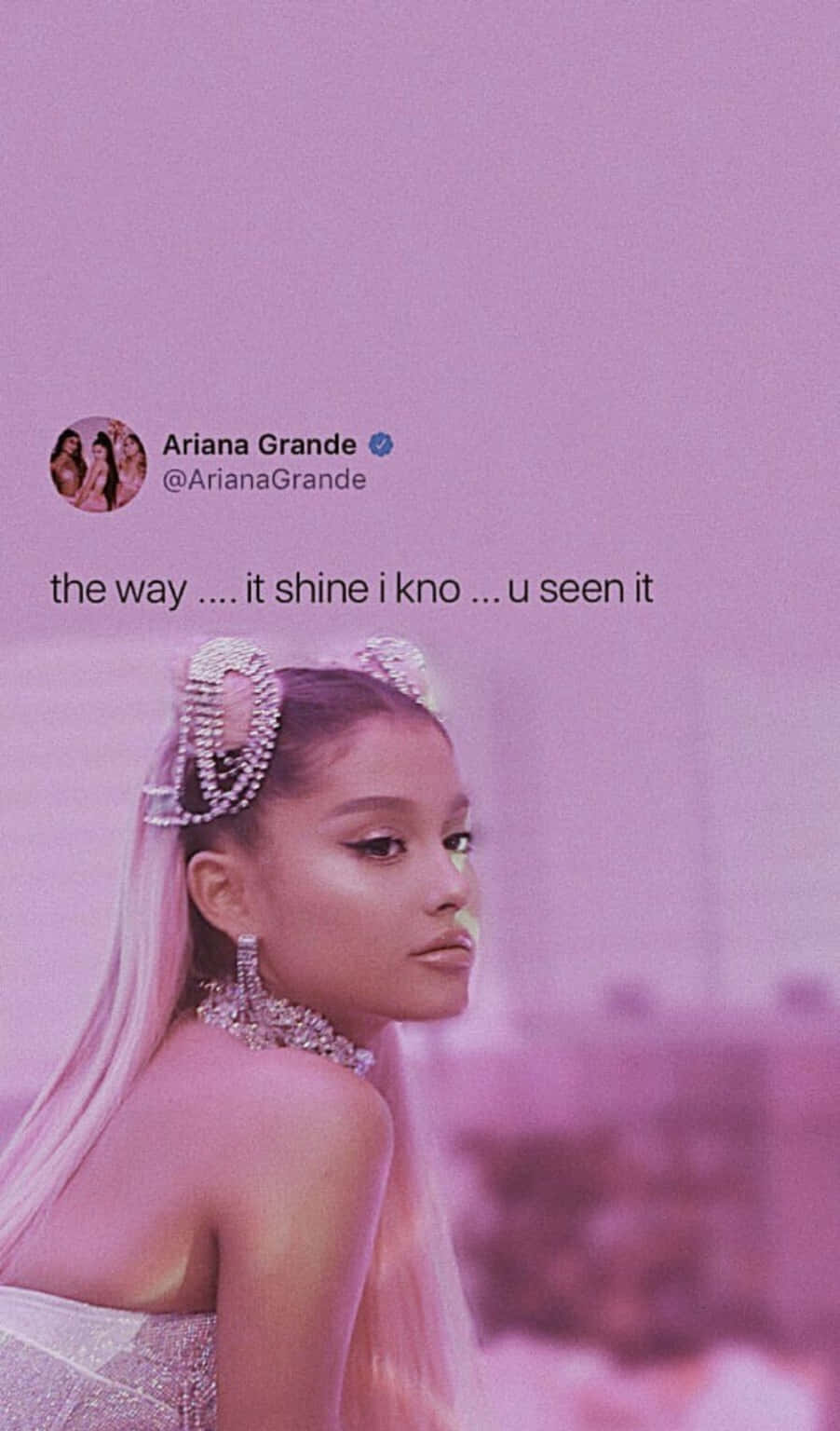 Ariana Grande 7 Rings 桌布 壁紙 — Ariana Grande 身穿閃亮粉紅色服裝，搭配鑽石髮飾，背景為柔和紫色。