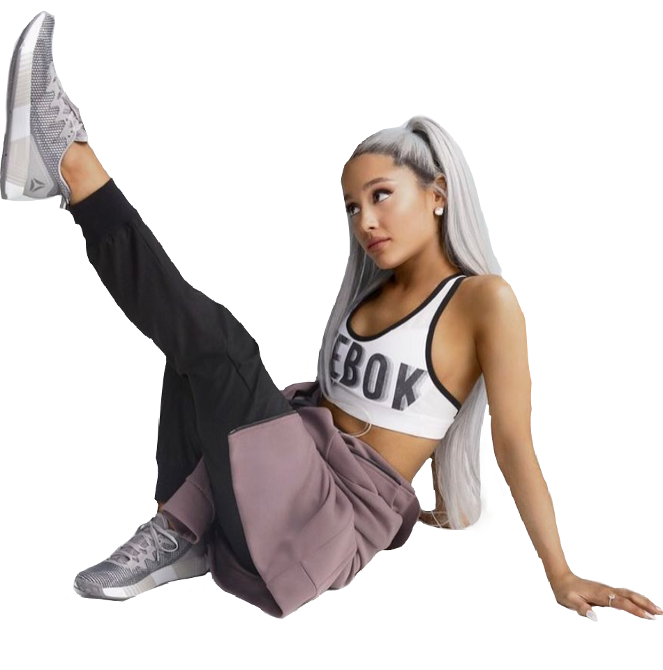 亞莉安娜·格蘭德 桌布 壁紙 — Ariana Grande 身穿運動服，在純黑背景前擺出動感姿勢，其中一條腿高高伸展。