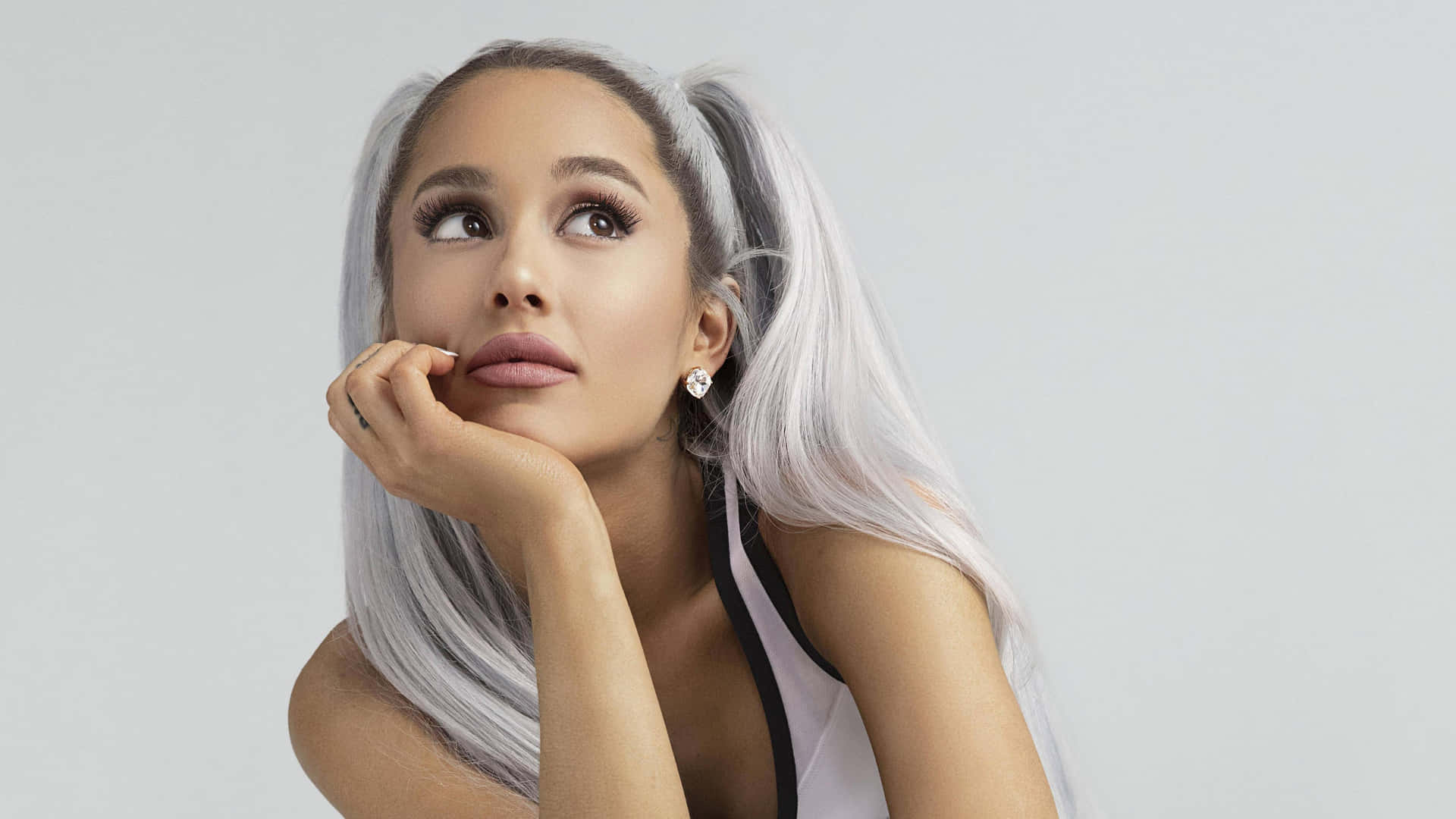 Ariana Grande 銀色雙馬尾在攝影棚肖像中若有所思地向上看。 — 亞莉安娜·格蘭德 GIF 壁紙