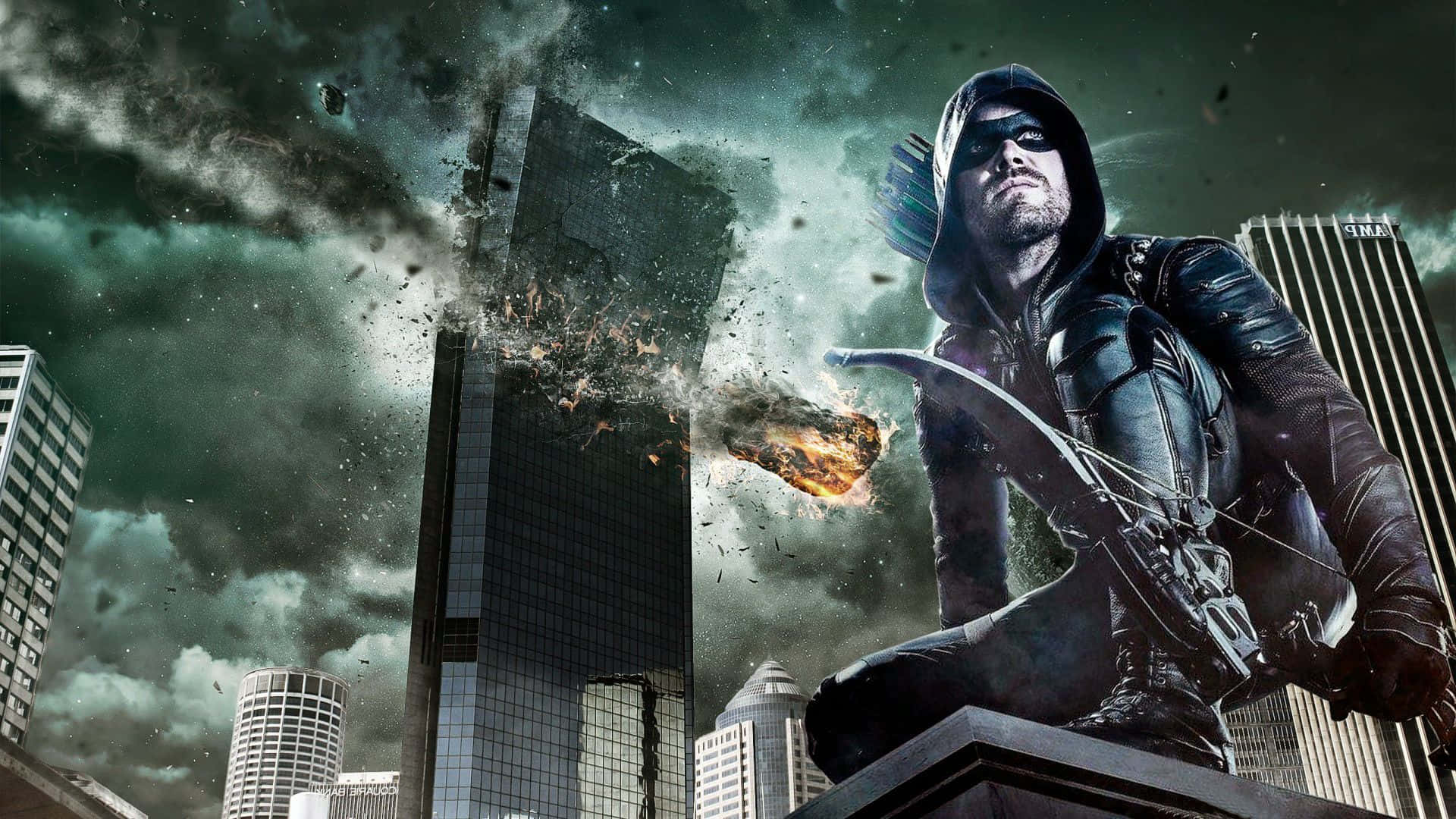 Green Arrow 桌布 壁紙 — Arrow 站在屋頂上，他的箭在暴風雨的城市戰場中擊碎了一座摩天大樓。