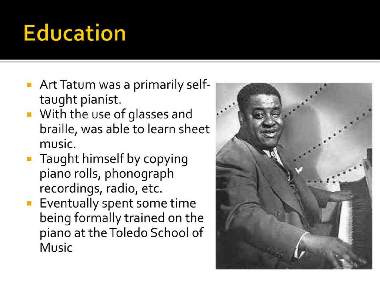 鋼琴 桌布 壁紙 — Art Tatum 微笑彈鋼琴的黑白肖像，附有關他自學音樂歷程的文字。