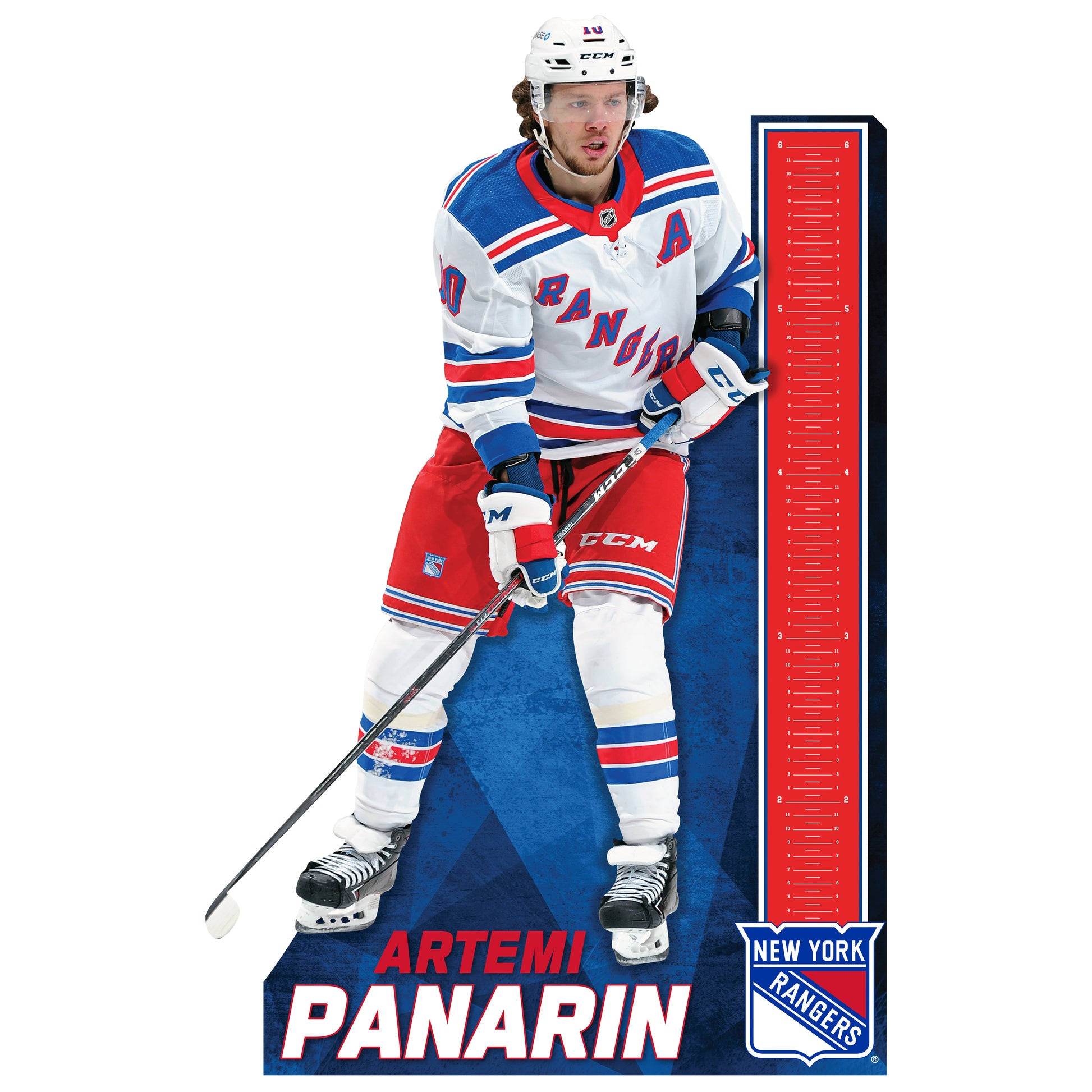 運動 桌布 壁紙 — Artemi Panarin 穿著紐約遊騎兵裝備，在藍色背景上的紅色身高圖旁，動態地擺出曲棍球桿姿勢。