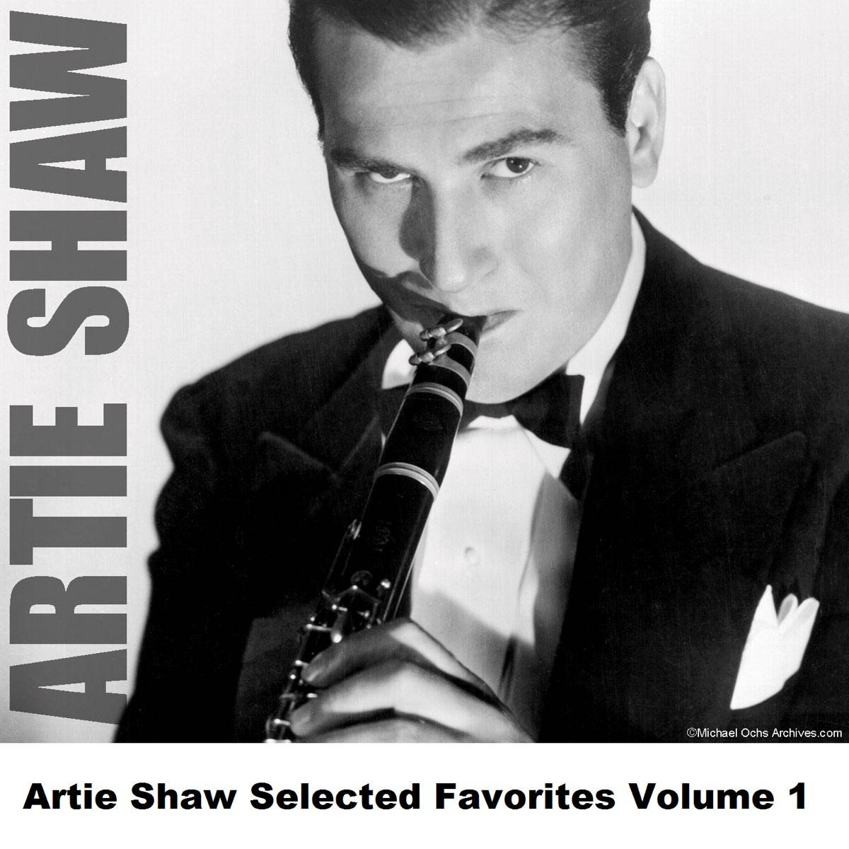 黑白 桌布 壁紙 — Artie Shaw 身穿燕尾服，專注地演奏單簧管的黑白肖像。