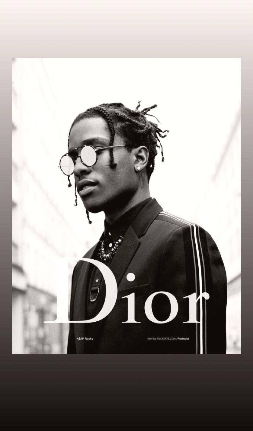 ASAP Rocky 身著 Dior 時尚，戴著太陽眼鏡和訂製外套。 — Dior 動態 壁紙