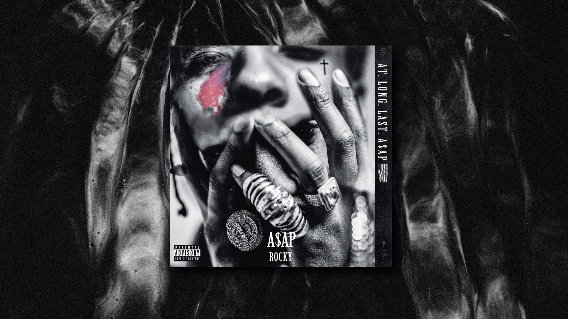 rocky 桌布 壁紙 — ASAP Rocky 的黑白專輯封面，臉頰上有紅色瘀傷，手掩著嘴巴，被黑暗抽象煙霧環繞。