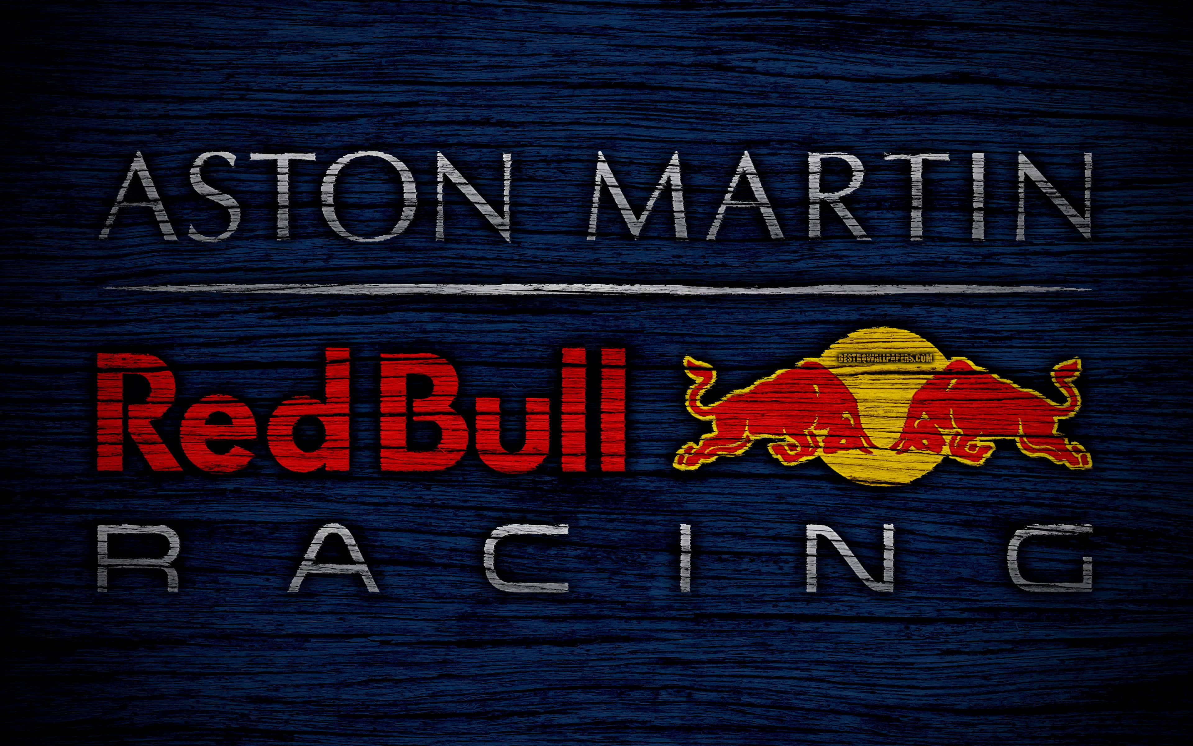 Red Bull 桌布 壁紙 — Aston Martin Red Bull Racing 標誌以粗體紅色和銀色文字顯示在帶紋理的深藍色木質背景上。