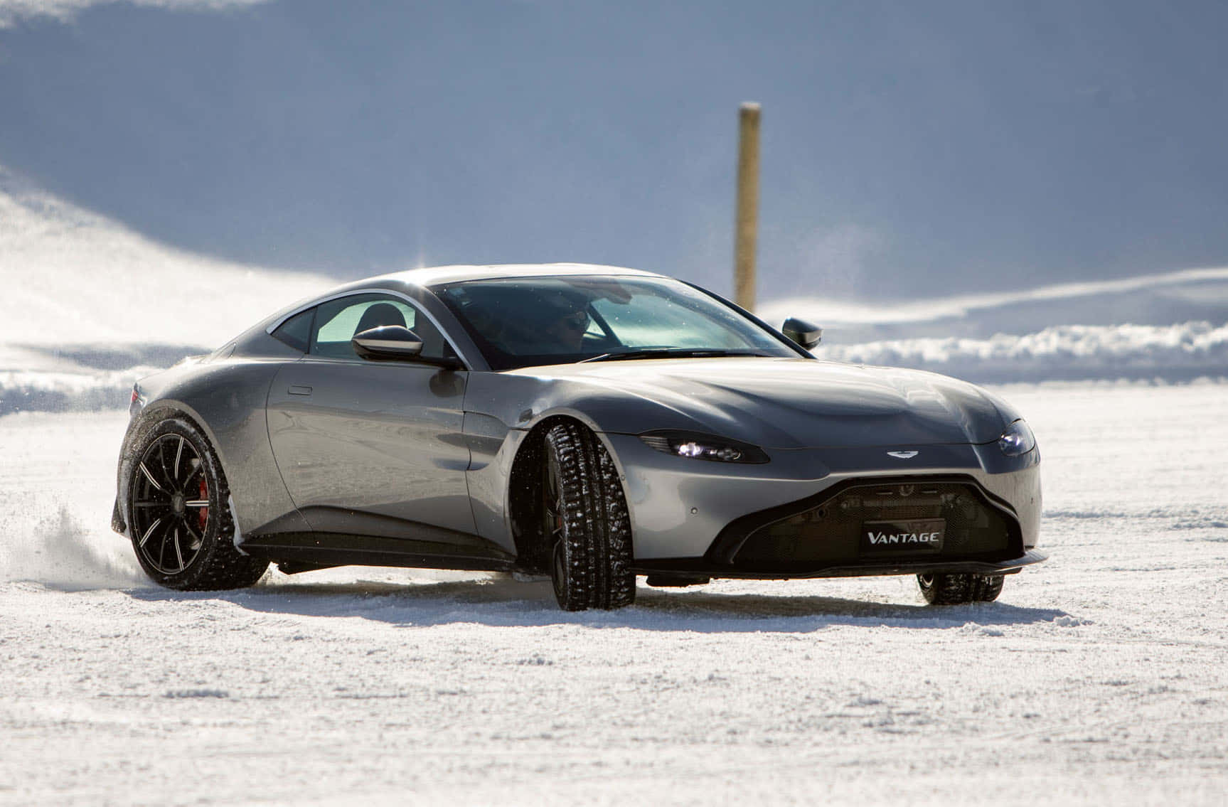 Aston Martin Vantage GT 雪地奔馳 壁紙