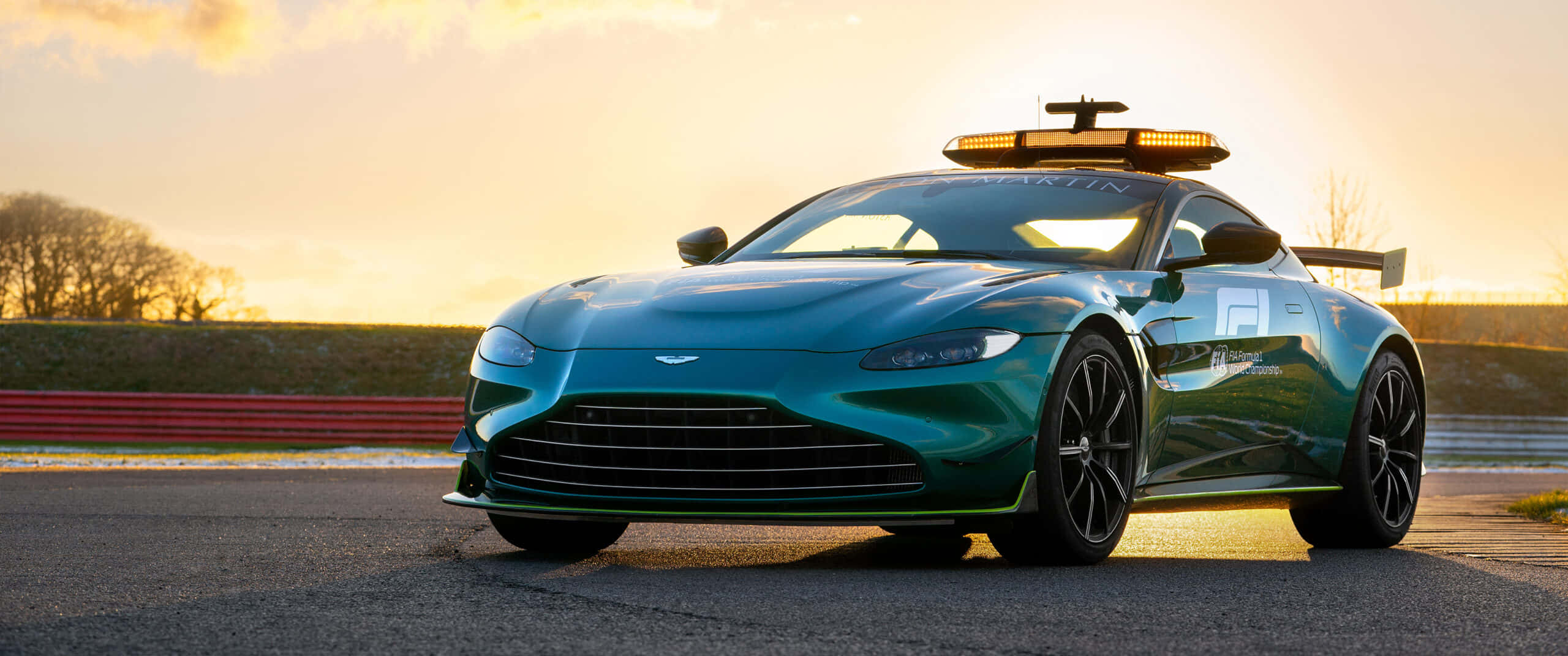 Aston Martin Vantage - 警車駕駛中的跑車 壁紙