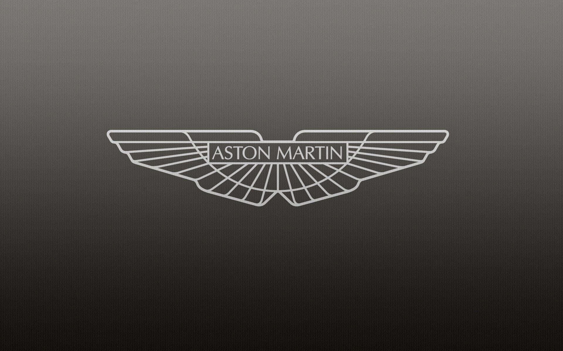 奧斯頓馬丁 桌布 壁紙 — Aston Martin 標誌，銀色翅膀居中於深灰色漸變背景上。