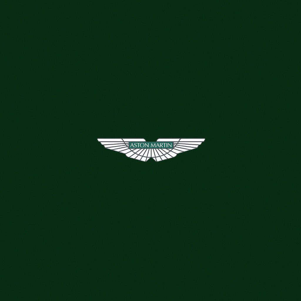 奧斯頓馬丁 桌布 壁紙 — Aston Martin 標誌，銀色翅膀和綠色文字居中在深森林綠色背景上。