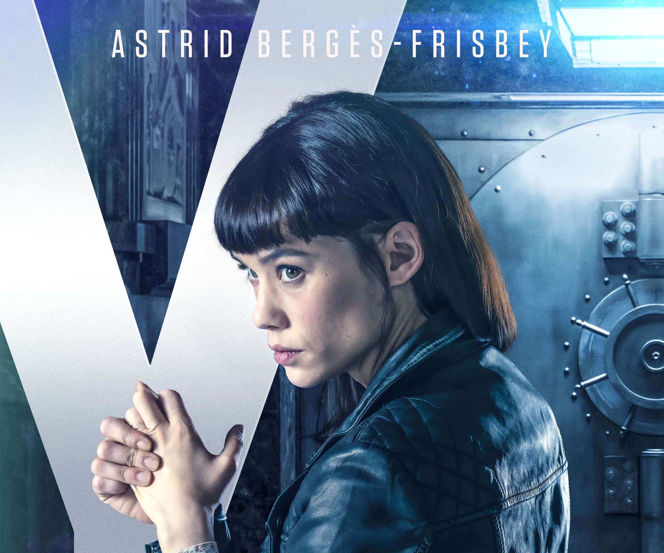 Astrid Berges Frisbey 桌布 壁紙 — Astrid Bergès-Frisbey 在未來金屬走廊中緊張地站立，專注地緊握一個大型白色「V」字。