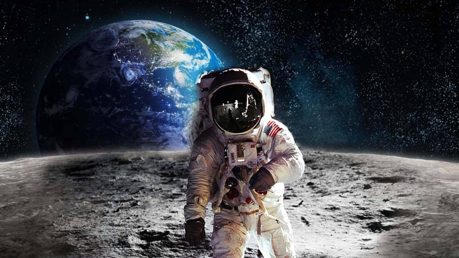 Neil Armstrong 桌布 壁紙 — 一名太空人站在月球表面，地球在星空背景下發光。