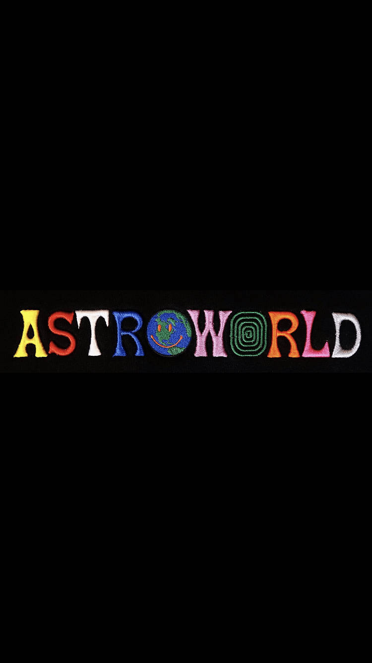 崔維斯·史考特 桌布 壁紙 — 「ASTROWORLD」一詞以色彩繽紛、風格化的字母繡在黑色背景上，其中一個微笑的地球取代了「O」。