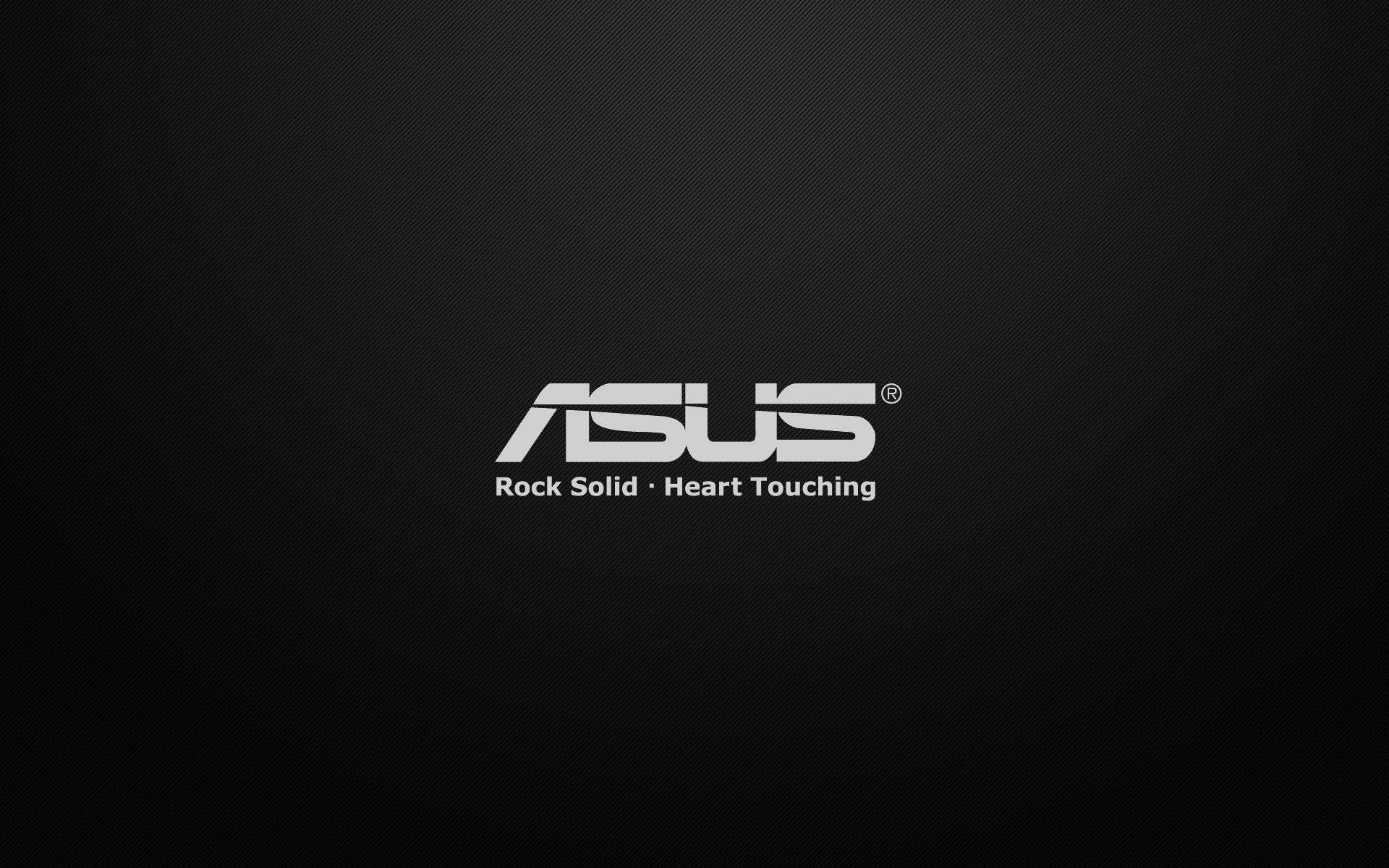 ASUS 品牌標誌，附有標語 Rock Solid Heart Touching，置於深色紋理背景上。 — Asus 壁紙