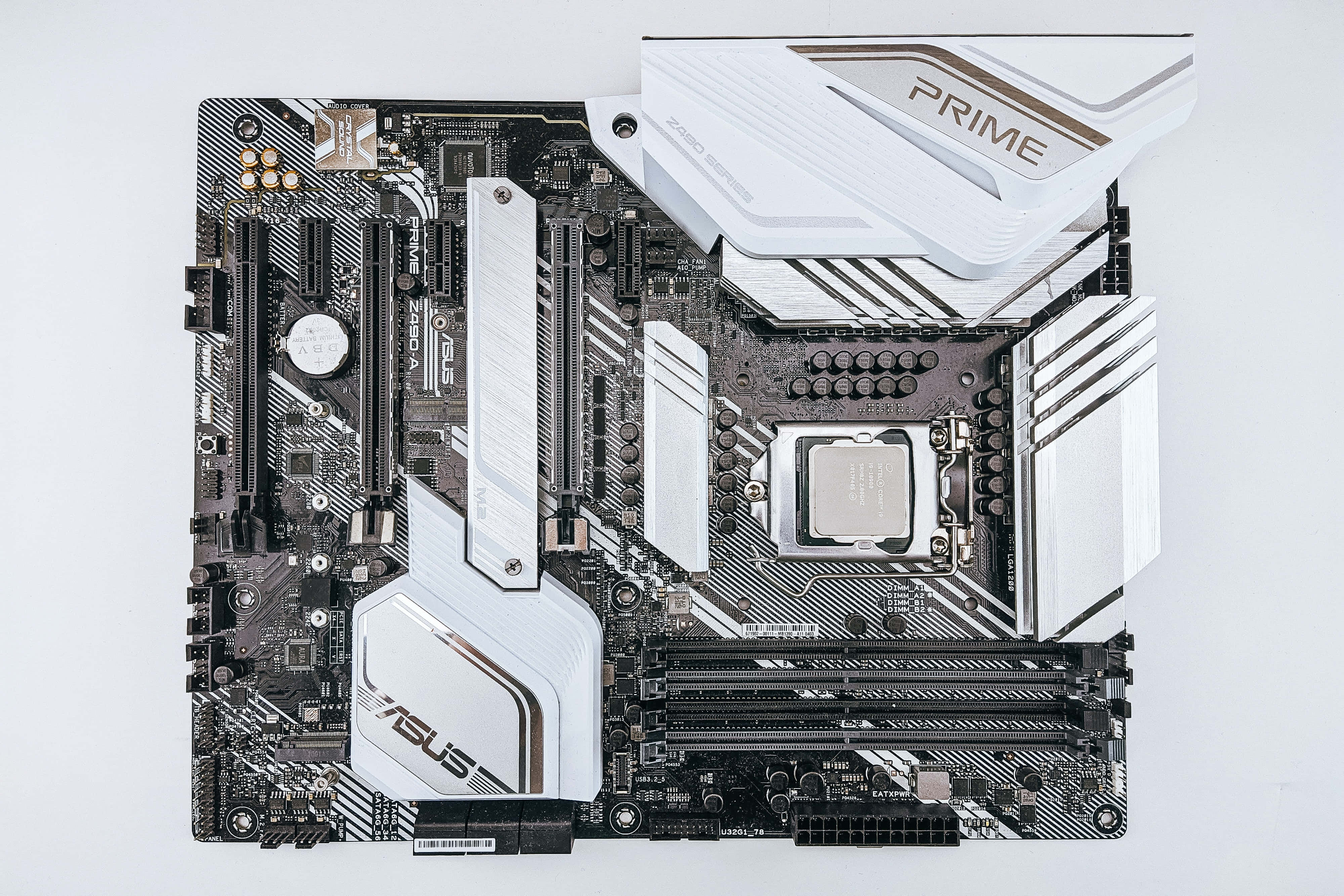 ASUS 桌布 壁紙 — ASUS PRIME 主機板俯視圖，帶有白色散熱片和黑色電路，背景為純白色。