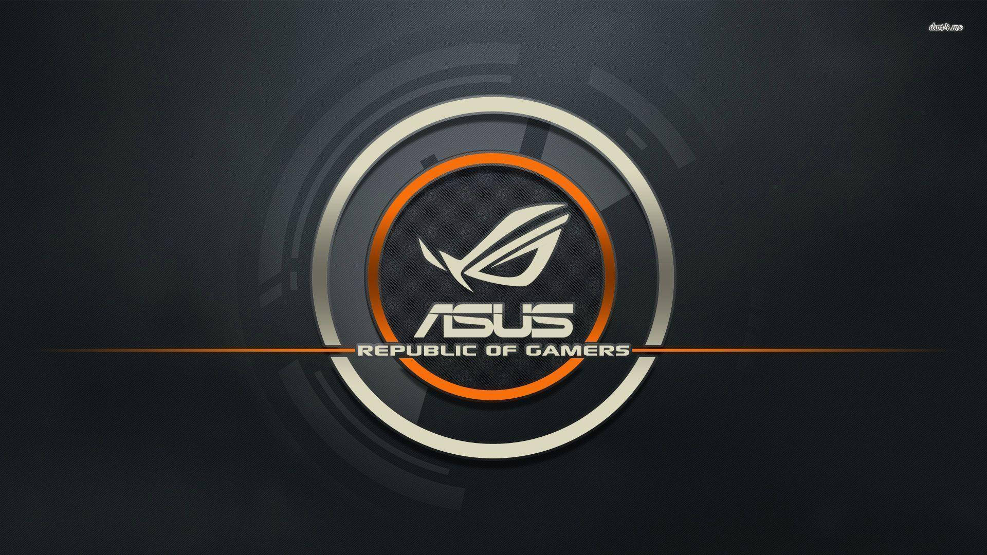 華碩 ROG 桌布 壁紙 — ASUS Republic of Gamers 標誌居中於金屬圓形框架內，帶有橙色點綴，背景為深色漸層。