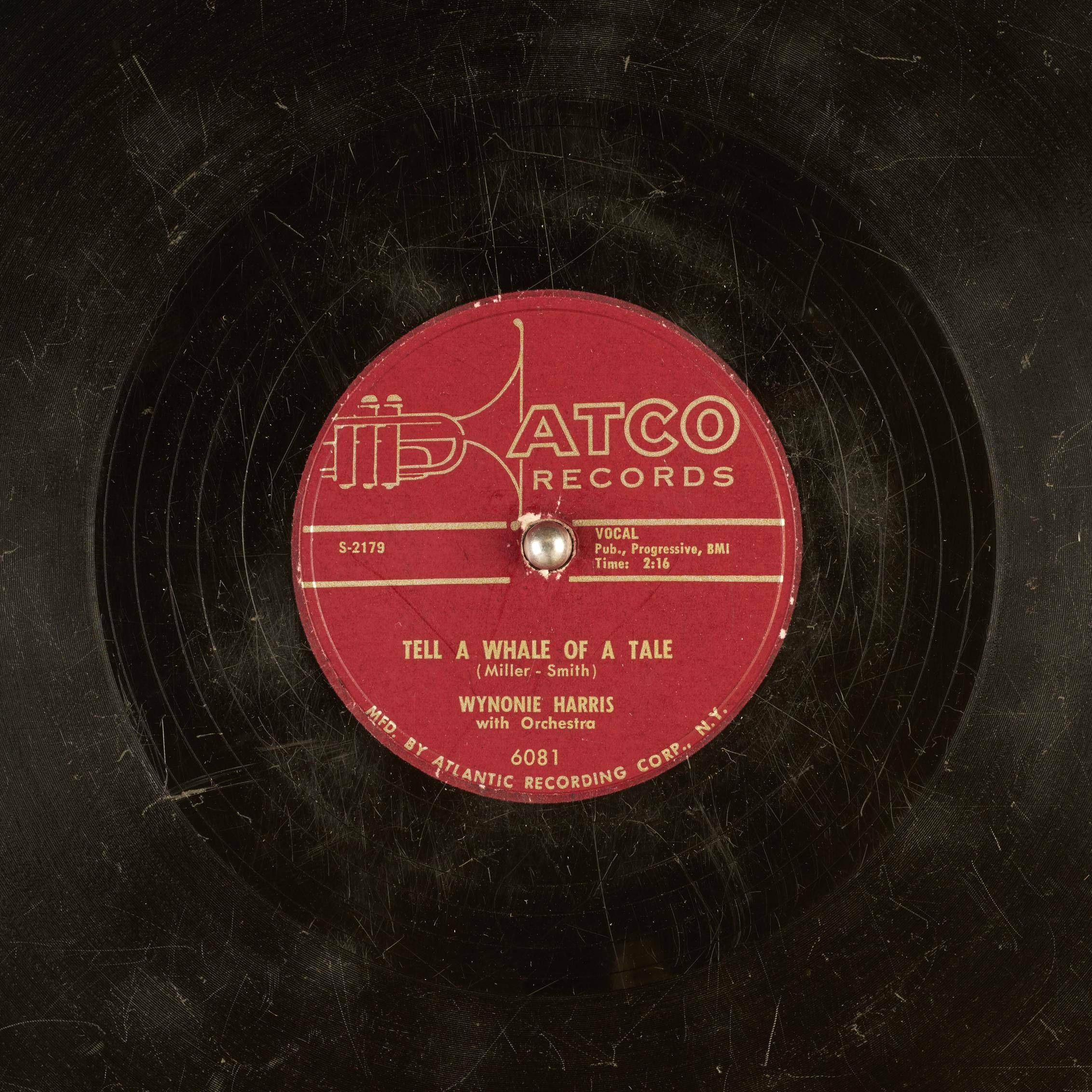 vinyl 桌布 壁紙 — ATCO Records 黑膠唱片標籤的特寫，紅色中心及黑色溝槽表面，顯示磨損痕跡。