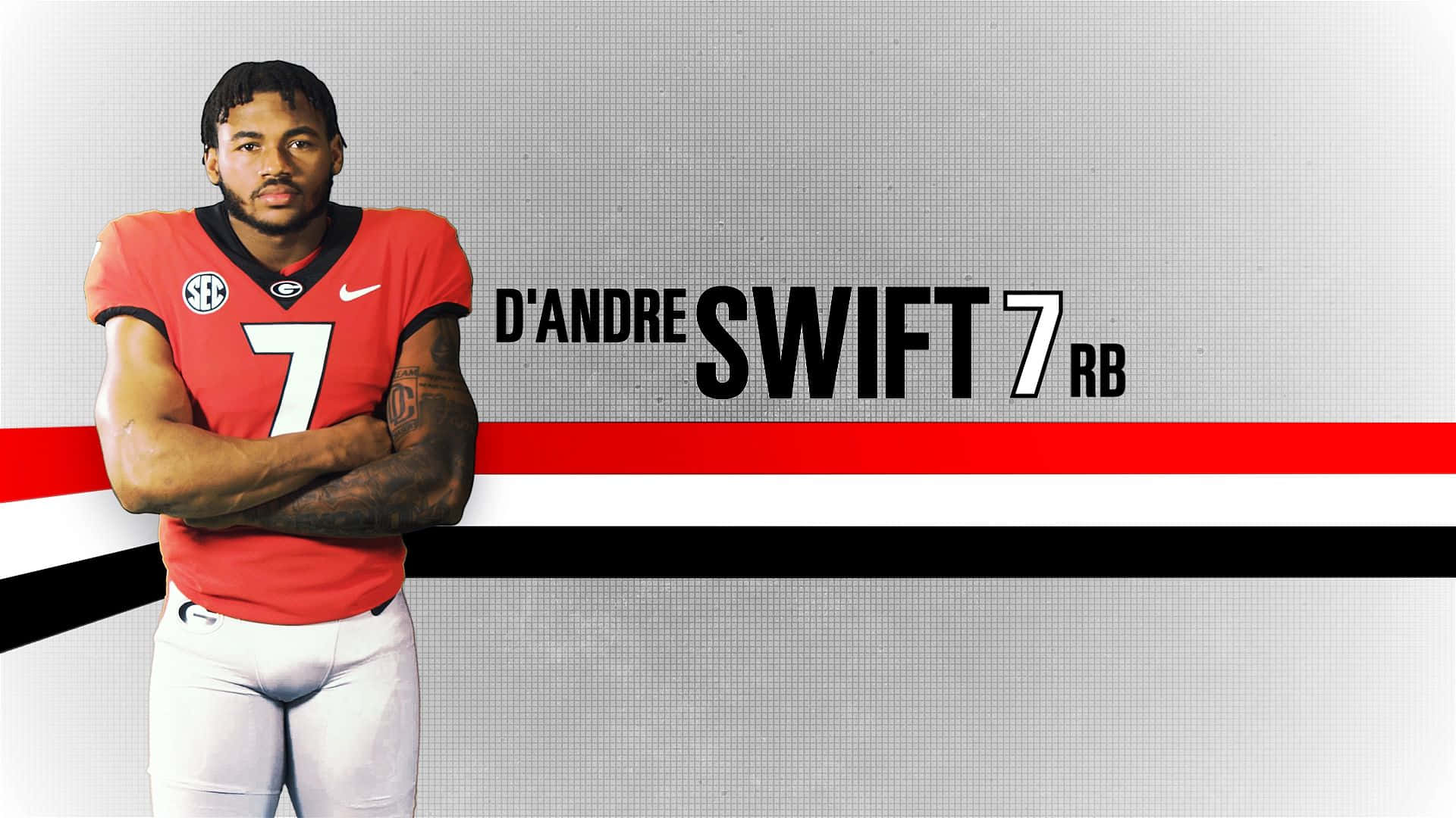  壁紙 — 運動型美式足球運動員D'Andre Swift身穿紅色7號球衣，雙臂交叉，自信地站在大膽的紅、黑、白條紋背景前。