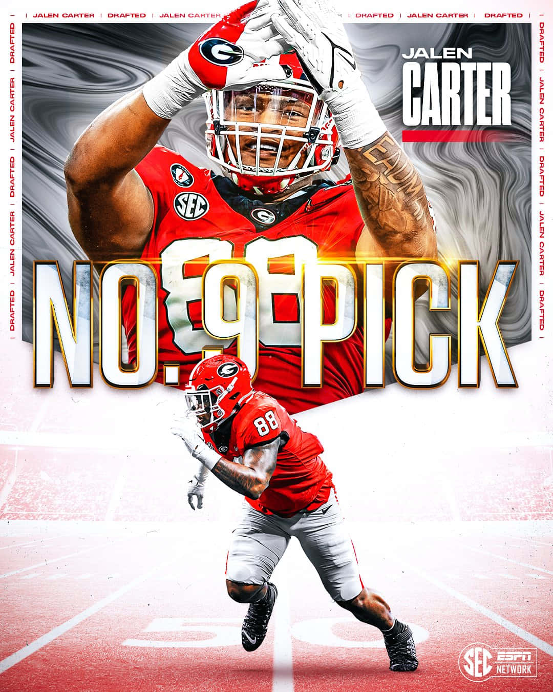  壁紙 — 運動型美式足球運動員 Jalen Carter 身穿紅色球衣，雙手放在頭盔上，在動感銀色背景前慶祝。