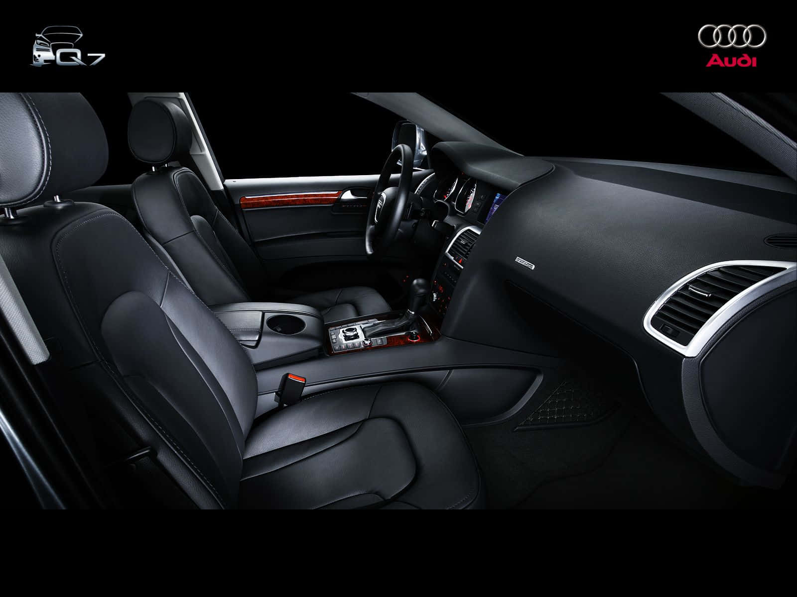 Inside Car 桌布 壁紙 — Audi Q7 豪華黑色皮革內裝，搭配木紋飾條和時尚現代設計。